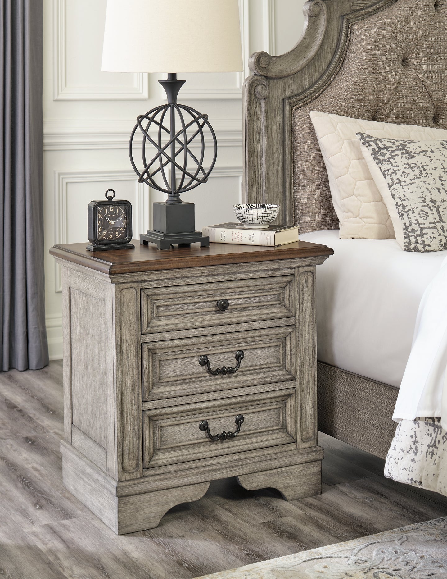 Lodenbay California  Panel Bed With Mirrored Dresser, Chest And 2 Nightstands