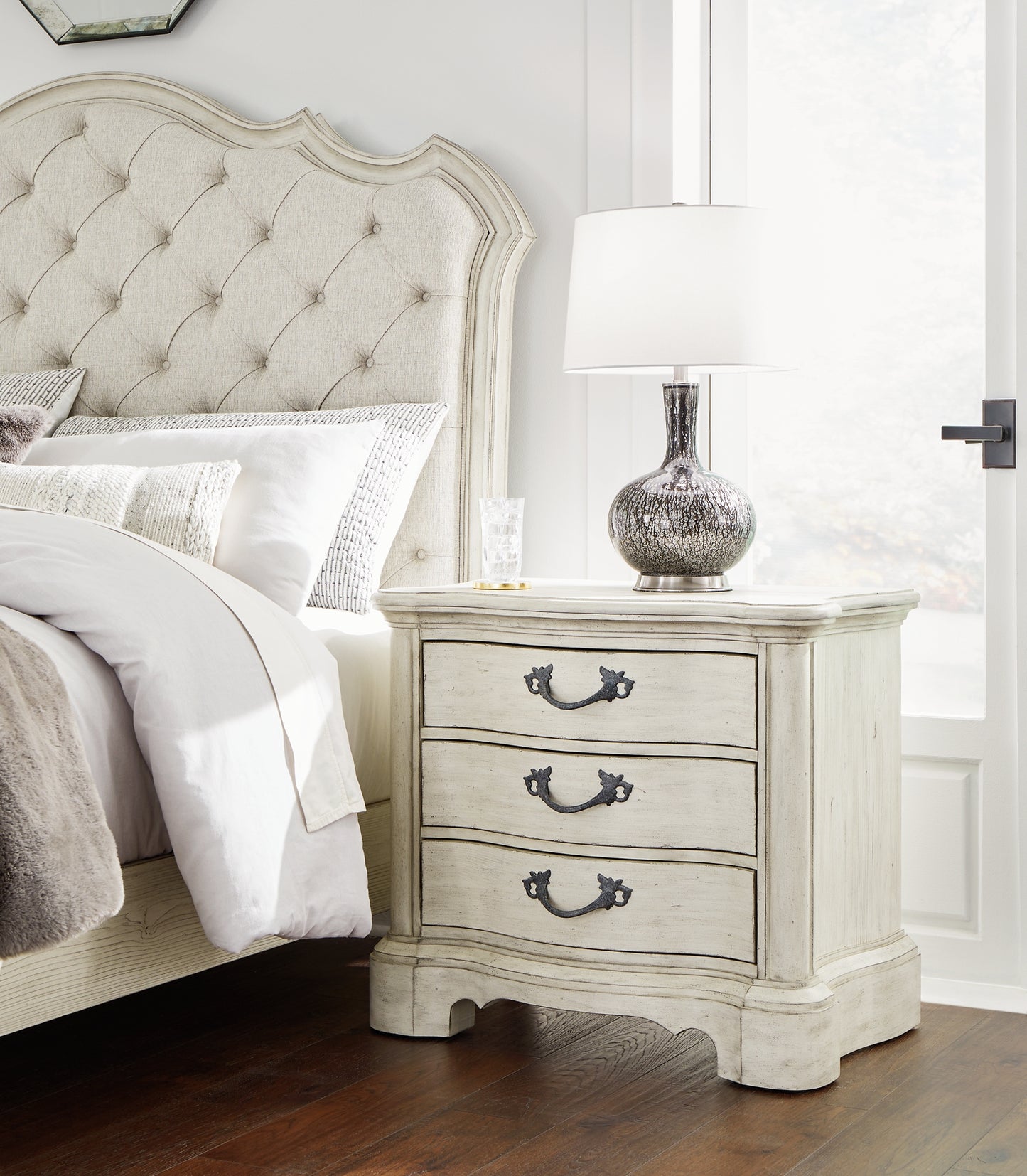 Arlendyne  Upholstered Bed With Mirrored Dresser, Chest And 2 Nightstands